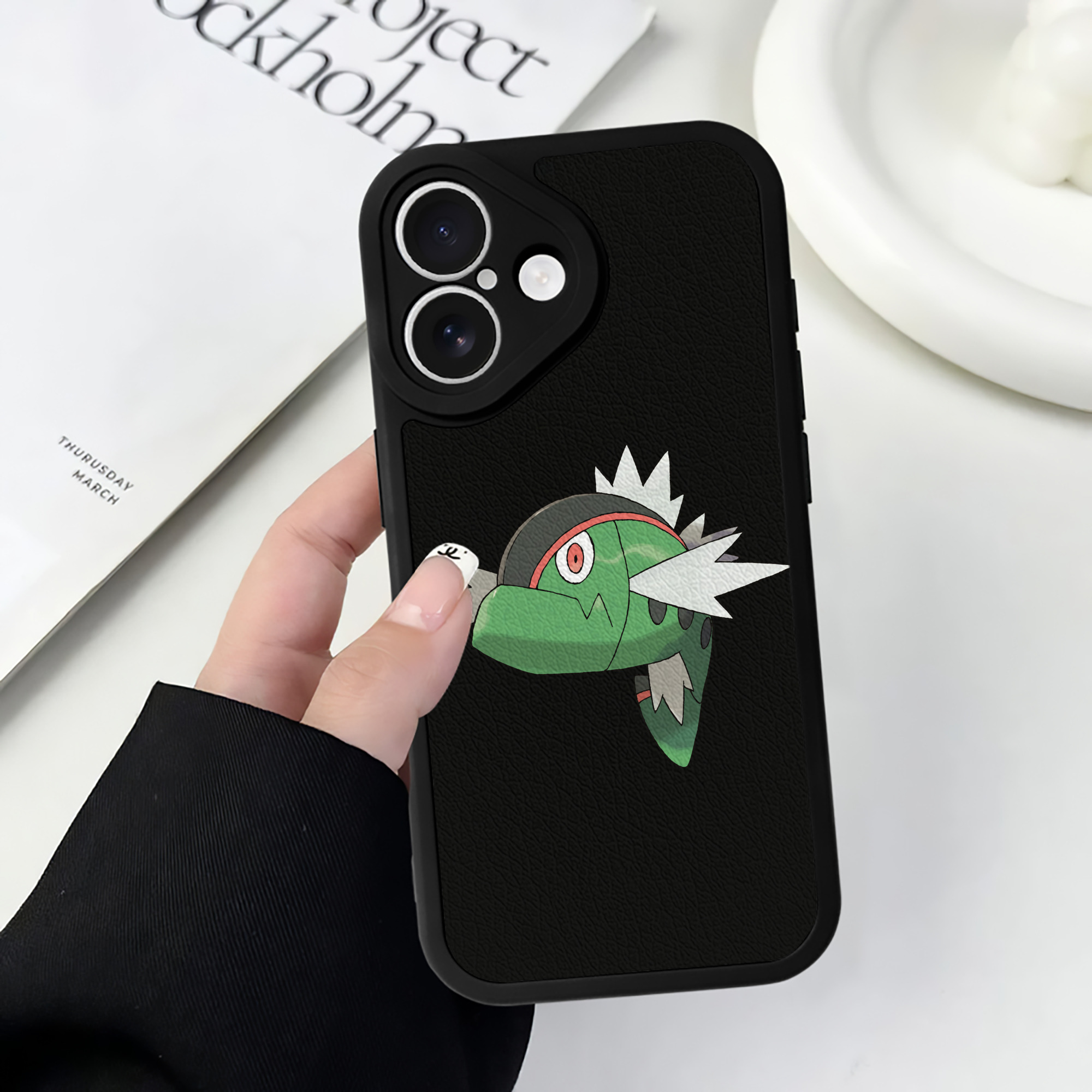（画像用） ポケットモンスター Pokémon 【iPhone 16シリーズ対応】シリコンスマホケース（レザー調） 材質：シリコン
